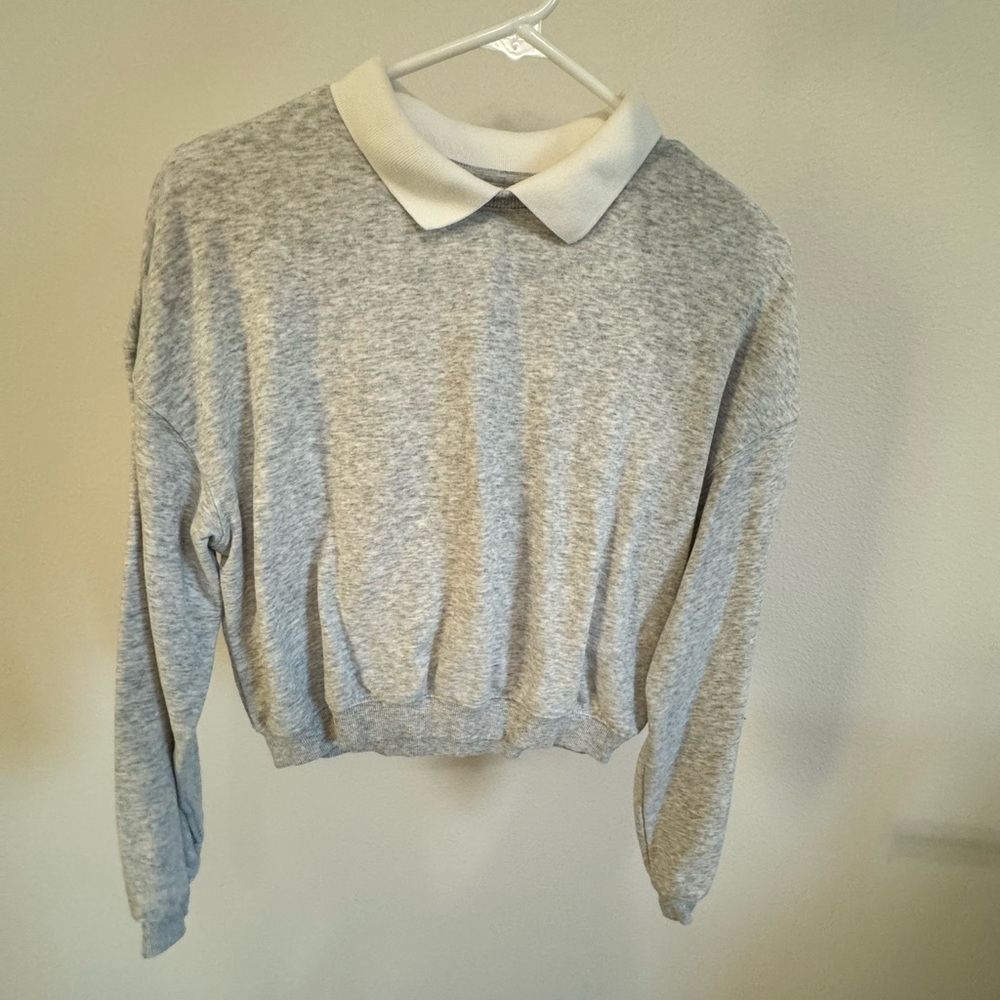 H&M Cropped Grey Sweatshirt with White Collar